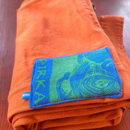 Pantalón técnico Pirka en color naranja, resistente y cómodo para todas tus aventuras.