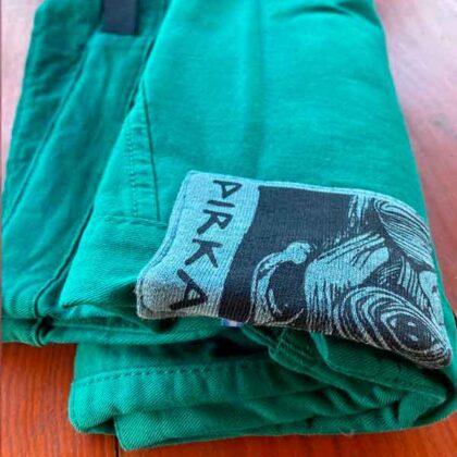 Pantalón técnico Pirka en verde petróleo, resistente y cómodo para todas tus actividades al aire libre.