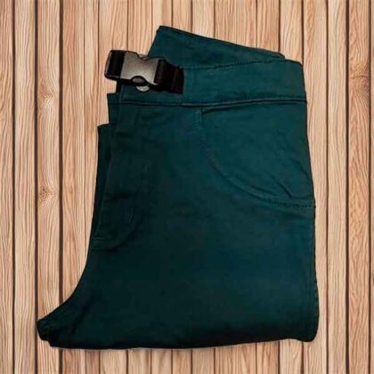 Pantalón técnico Pirka en color azul petróleo, resistente y cómodo para la montaña.