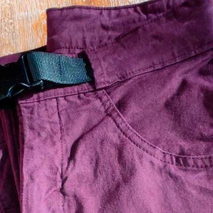 Pantalón técnico Pirka en color bordeaux, con diseño resistente y cómodo para actividades al aire libre.