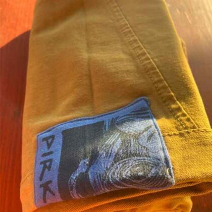 Pantalón técnico Pirka en color mostaza, ideal para aventuras al aire libre con estilo y resistencia.