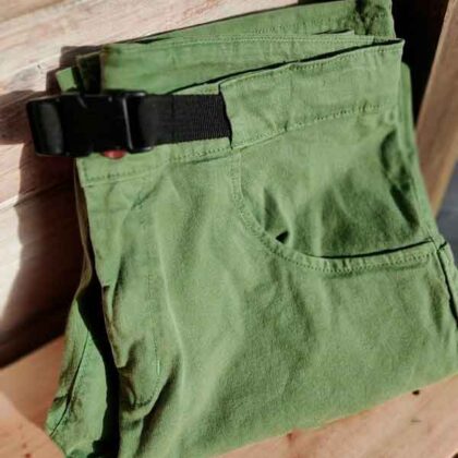 Pantalón técnico Pirka en verde palta, ligero y resistente, ideal para actividades al aire libre.