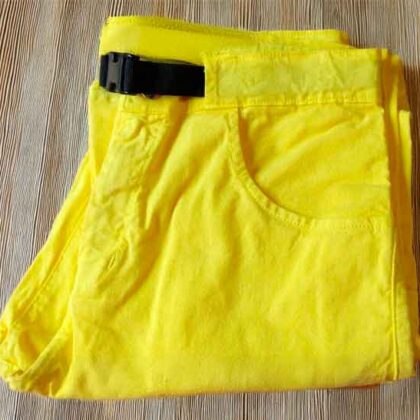 Pantalón técnico Pirka en color amarillo, perfecto para tus aventuras al aire libre.
