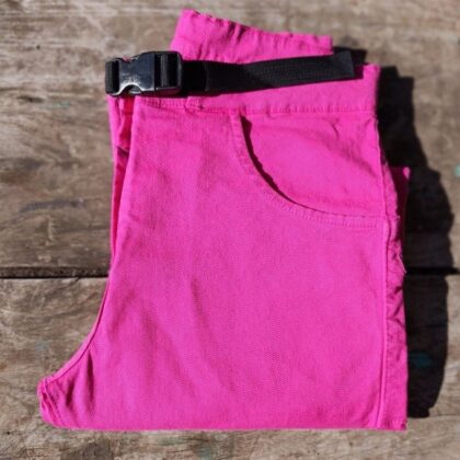 Pantalón técnico Pirka color fucsia, ideal para actividades al aire libre.