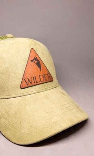 Gorra Wilder ajustable ideal para guías de montaña y aventureros, color gris y verde, diseño resistente.