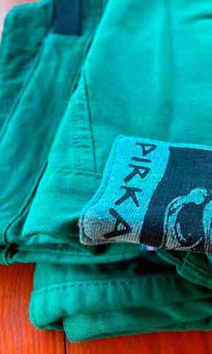 Pantalones técnicos Pirka, diseño confortable para trekking en montaña.